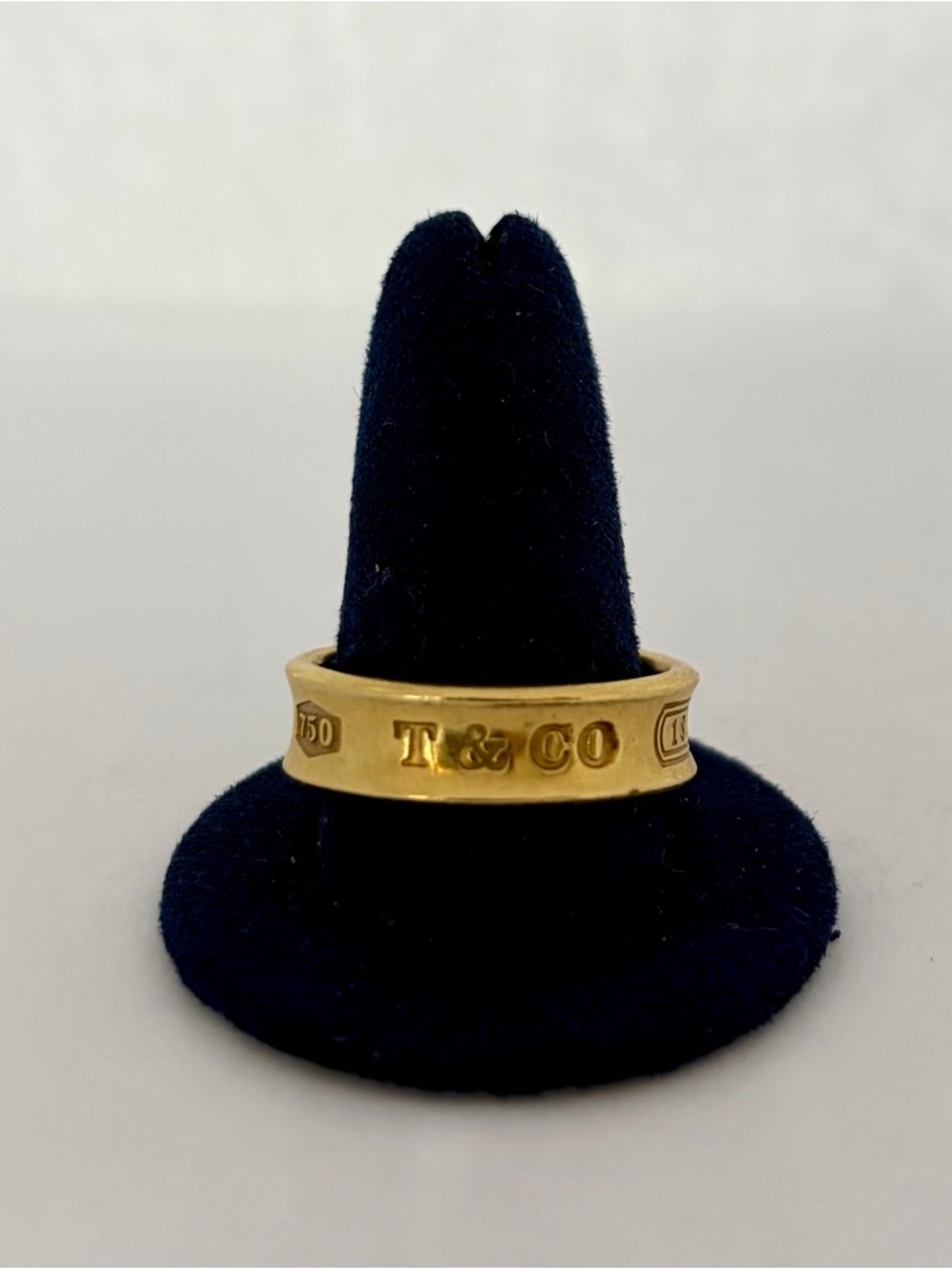 T&CO 18k Gold Band Ring sz 7.5